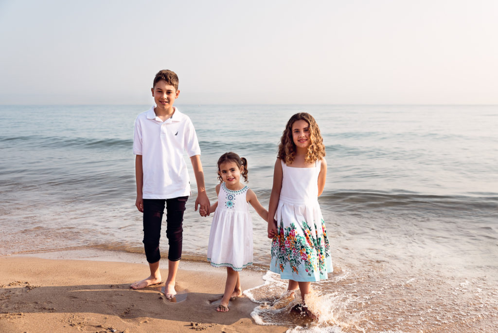 Family session for three children on the beach at Gillson Park in Wilmette by family photographer Mila Craila Photography