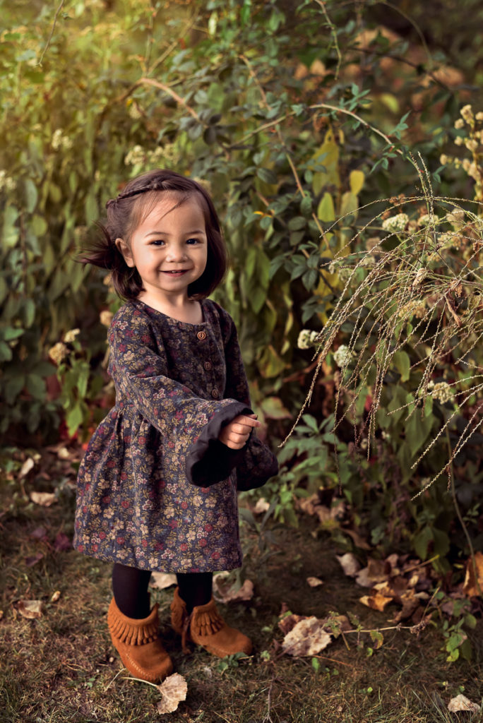 Family session for a toddler girl at Emily Oaks Nature Center in Skokie in the fall by family photographer Mila Craila Photography