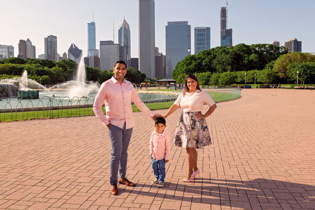 Family session for parents with a boy at the Buckingham Fountain in Chicago in the summer by family photographer Mila Craila Photography