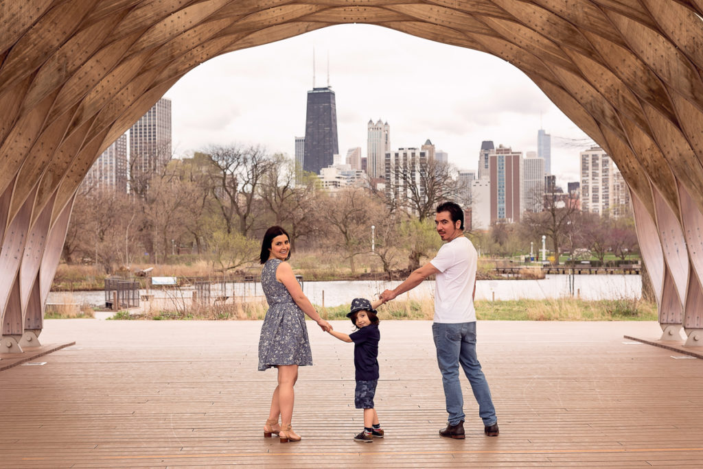 Family session for parents with a boy at Lincoln Park Zoo in Chicago in the summer by family photographer Mila Craila Photography