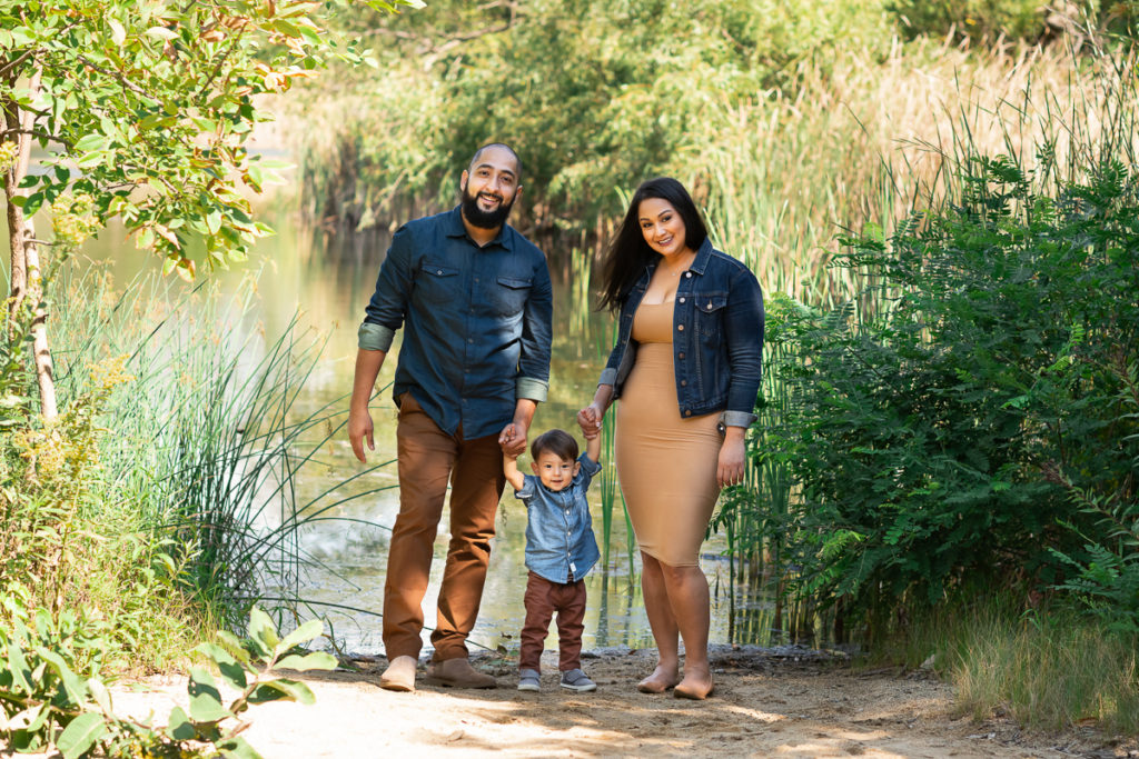 Family session for parents and a toddler son at Emily Oaks Nature Center in Skokie by family photographer Mila Craila Photography