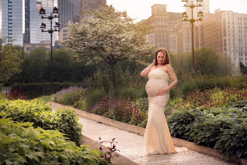 A pregnant woman in Millennium Park in Chicago by maternity photographer Mila Craila Photography