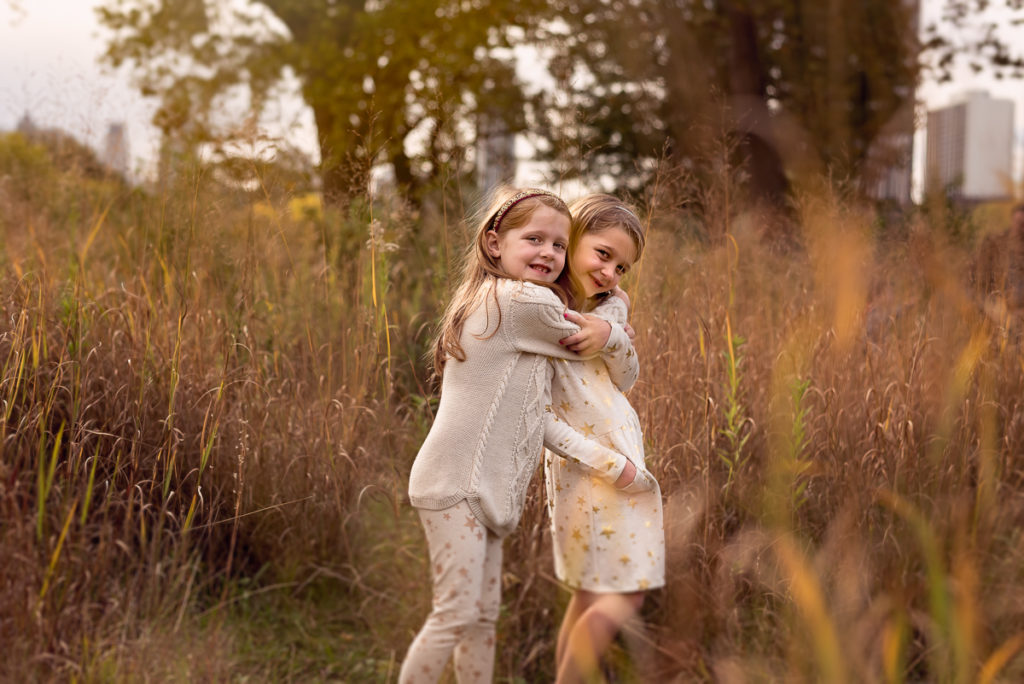 Two sisters at Lincoln Park Zoo in Chicago in the fall by family photographer Mila Craila Photography